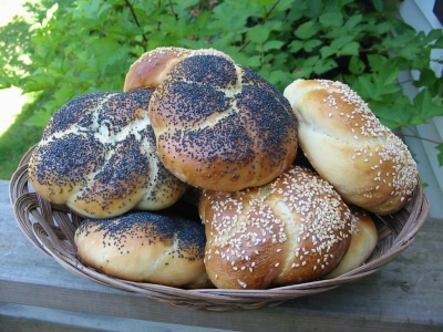kaiser rolls basket